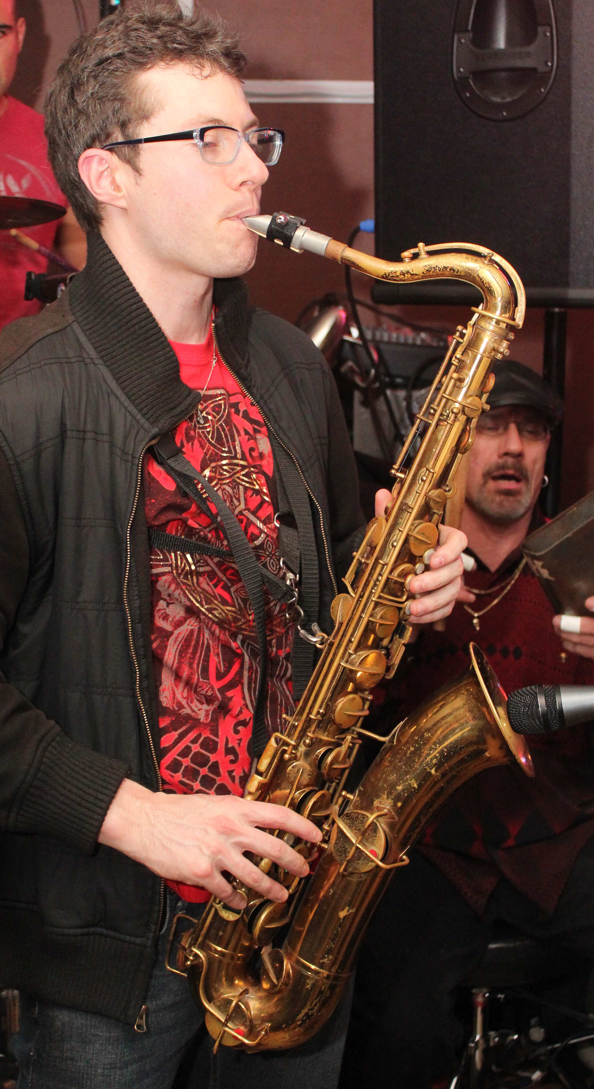 what-is-the-proper-way-to-safely-grip-the-tenor-sax-when-playing-c